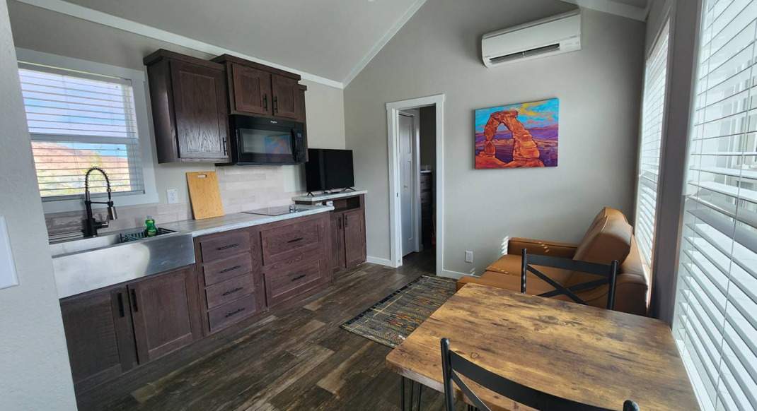 htrr moab utah two bedroom deluxe cottage kitchen2
