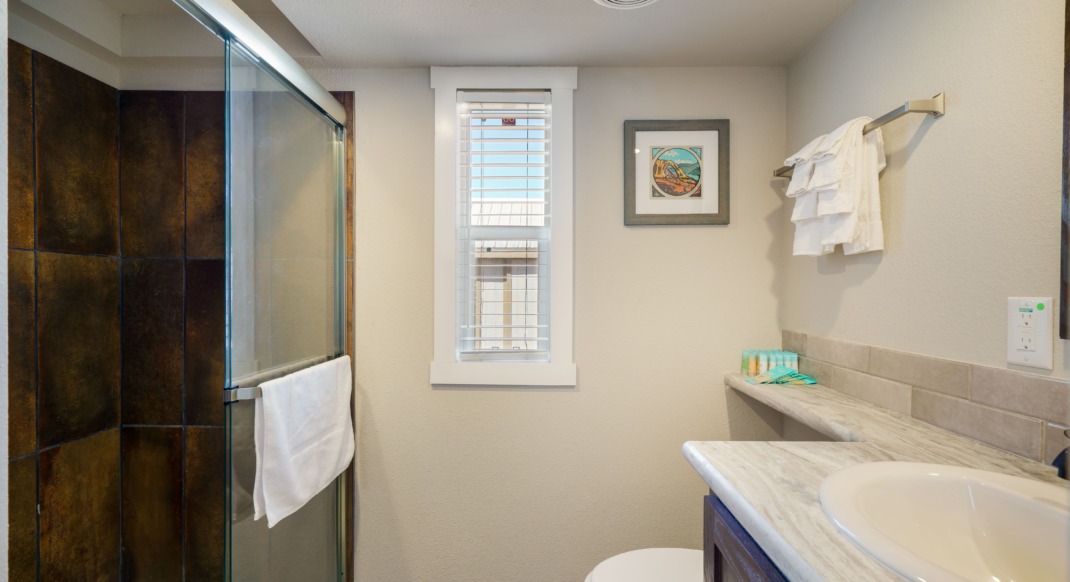 htr moab deluxe loft cottage bathroom