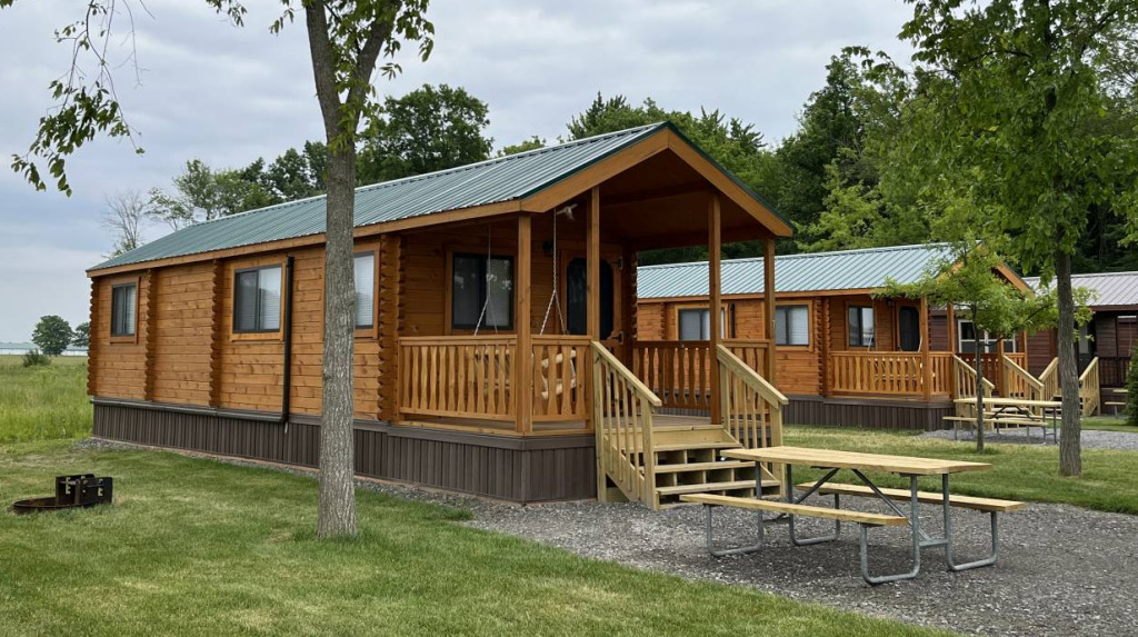 htr niagara premium cottage bunk exterior