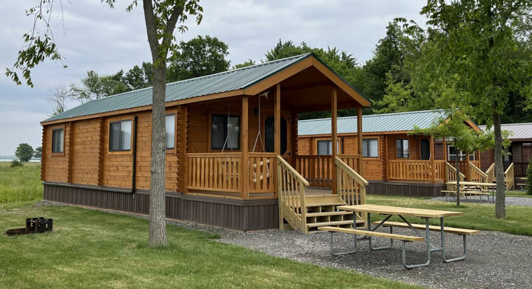 htr niagara premium cottage bunk exterior