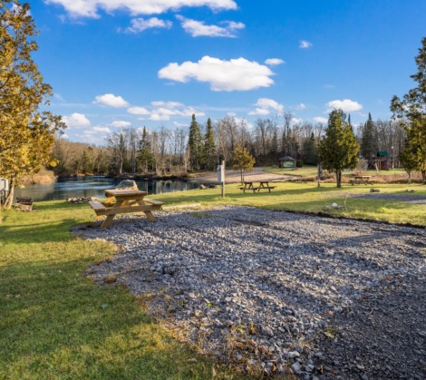 HTR Adirondacks Waterfront back-in 50 amp full hook up rv site